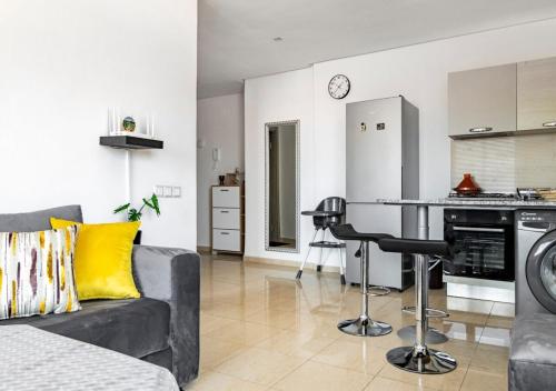 a living room with a couch and a table at Splendide Appartement avec Piscine à Agadir in Agadir
