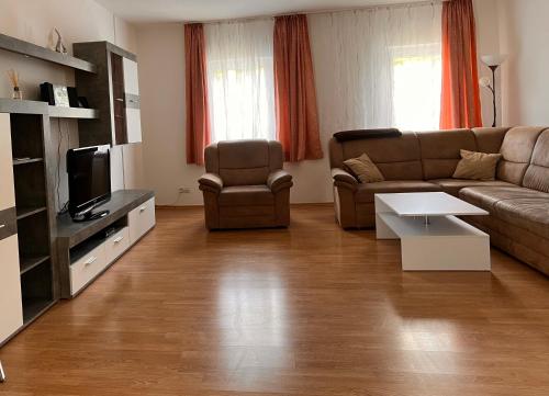 een woonkamer met een bank en een tv bij Ferien am Maar in Daun
