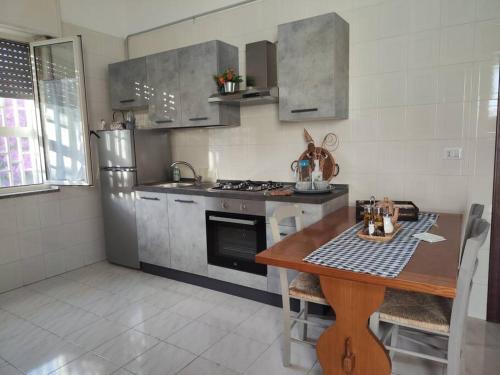 ポンペイにあるDomus Parva, appartamento con giardinoのキッチン(木製テーブル、コンロ付)