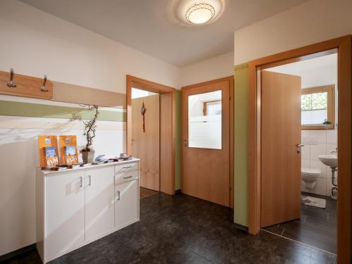 ein Bad mit einem Waschbecken und einem WC in der Unterkunft Apart Magdalena in Hainzenberg