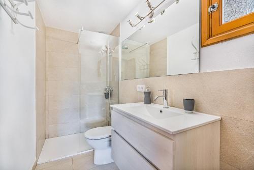 ポリェンサにあるCan Bisquerraのバスルーム(洗面台、トイレ、シャワー付)