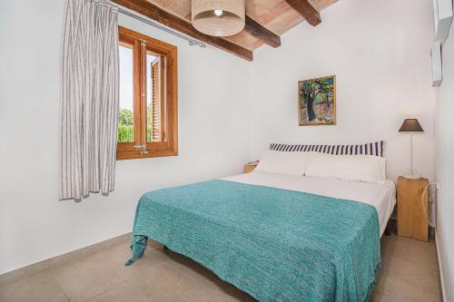 ポリェンサにあるCan Bisquerraの白いベッドルーム(ベッド1台、窓付)