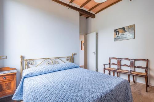um quarto com uma cama com um edredão azul em Porta Romana Elegant House with Private Parking! em Siena