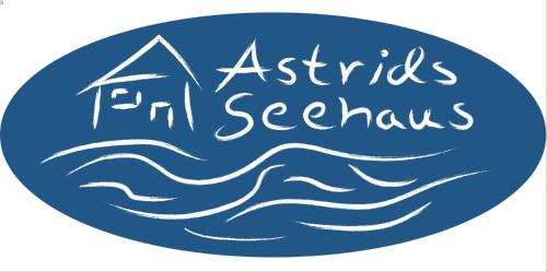 um logótipo para um resort com uma casa nas ondas em Astrids Seehaus em Senftenberg