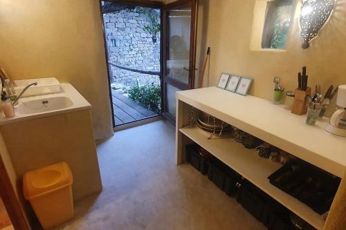 Bathroom sa Charmant logement proche baignade eau cristalline