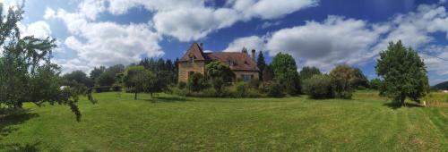 una casa vieja en un campo de césped verde en Gite 6 personnes Sarlat/Rocamadour, en CazoulÃ¨s