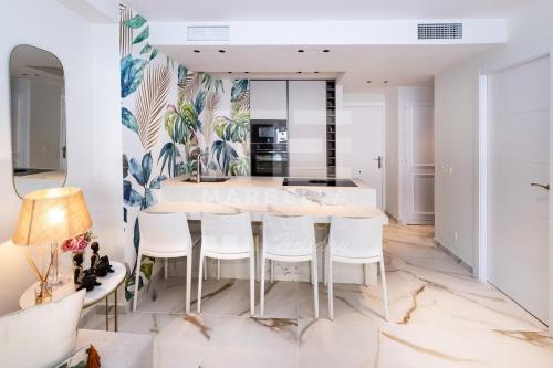 751, RENOVATED 2 Beedroom Apartment, Second line of the beach, Wifi, ParkingING