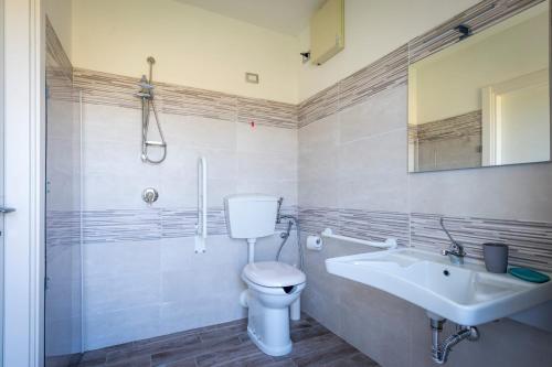 La salle de bains est pourvue de toilettes, d'un lavabo et d'une douche. dans l'établissement Agriturismo Farfollíe, à Pescia Romana
