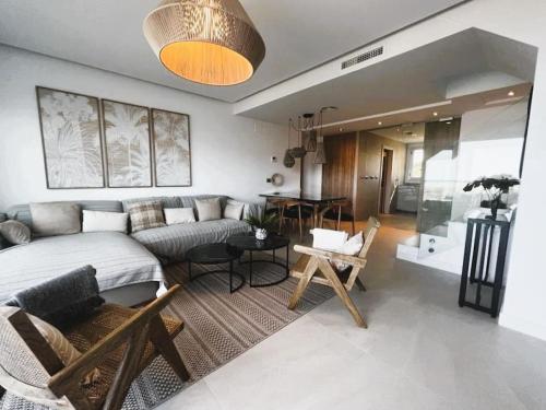 ein Wohnzimmer mit einem Bett und einem Sofa in der Unterkunft HARMONY GOLF in Málaga