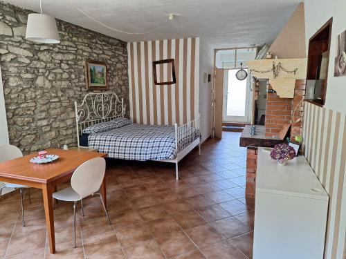 een woonkamer met een tafel en een bed bij La Taverna Dei Gufi in Premeno