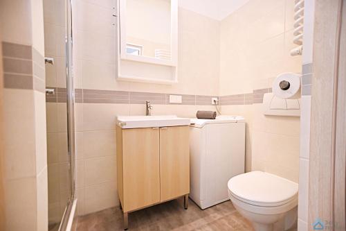 een kleine badkamer met een toilet en een wastafel bij Travel by 3City Rentals in Sopot