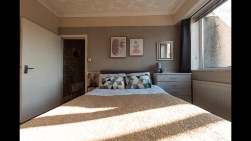 a bedroom with a large bed and a window at Cosy 1 Bed Apartment In Lincoln in Lincoln