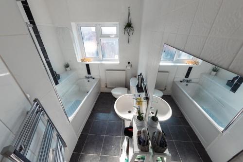 a bathroom with two sinks and two tubs at Cosy 1 Bed Apartment In Lincoln in Lincoln