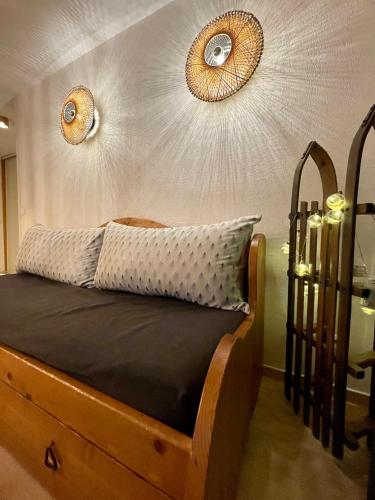 - une chambre avec un lit et deux miroirs sur le mur dans l'établissement Appart 250m des pistes et parking couvert privatif, à Orcières