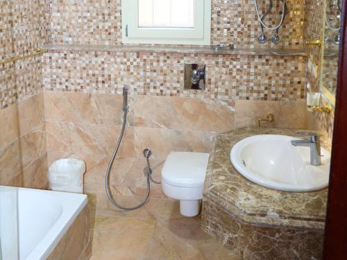 Bilik mandi di Royal Mansion with private pool in sheikh zayed Compound families