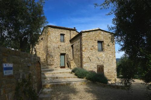 an old stone building with stairs in front of it at Agriturismo C'era Una Volta in Camporosso