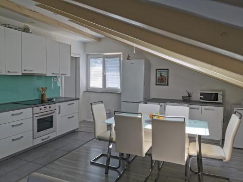 Dapur atau dapur kecil di Apartman Nekic 3