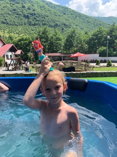 a young child is in a swimming pool at Lacul de argint in Gura Râului