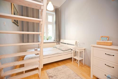 um quarto com um beliche e uma janela em Saltic Deluxe Apartment by 3City Rentals em Sopot