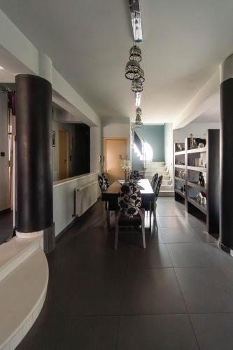 BLACK & WHITE CITY VILLA
