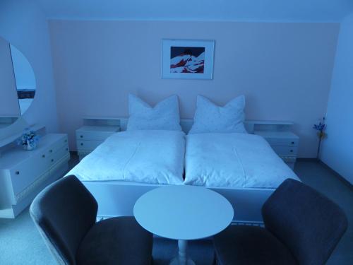 Schlafzimmer mit einem Bett mit blauem Licht in der Unterkunft Haus Kröll in Mittersill
