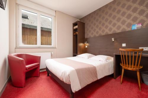 una camera d'albergo con letto e sedia di Hotel De L'Agriculture - 2 étoiles a Saint-Hilaire-du-Harcouët
