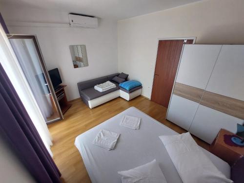 卡普里耶島的住宿－Apartmani Vuković，客厅配有床和沙发