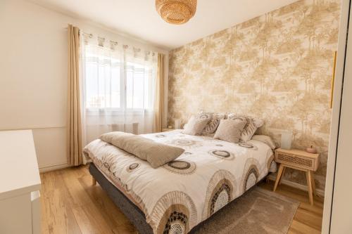 sypialnia z dużym łóżkiem w pokoju w obiekcie *Cocoon Area* Confort & Parking w mieście Clermont-Ferrand