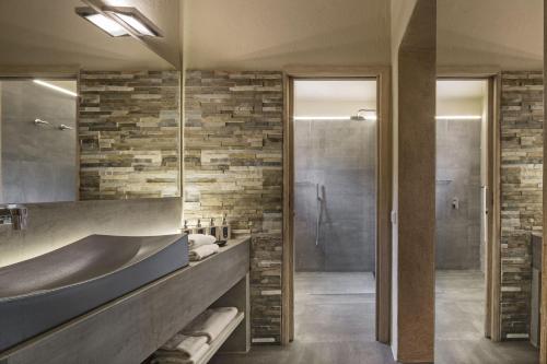 A bathroom at Petra Segreta Resort & Spa