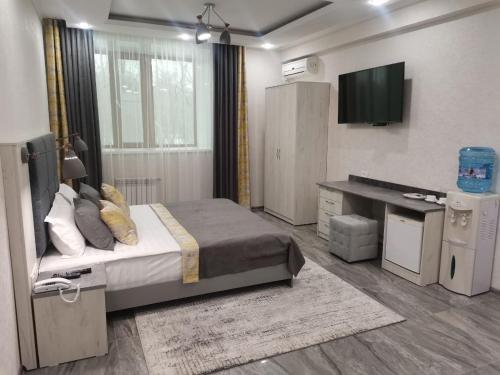 Ένα ή περισσότερα κρεβάτια σε δωμάτιο στο Altyn Adam Hotel
