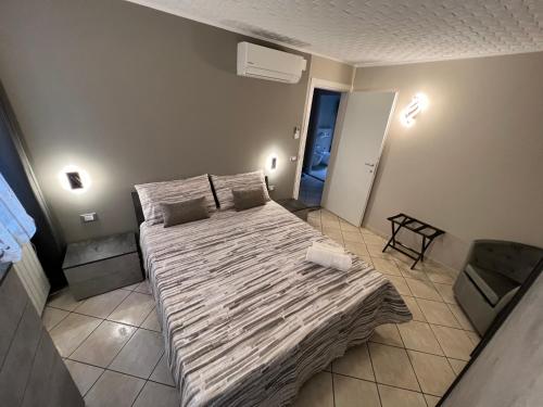 ein Schlafzimmer mit einem großen Bett in einem Zimmer in der Unterkunft Casa Fiorenza in Chioggia