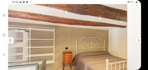 ナポリにあるCasa Miaの木製の天井が特徴のベッドルーム1室(ベッド1台付)