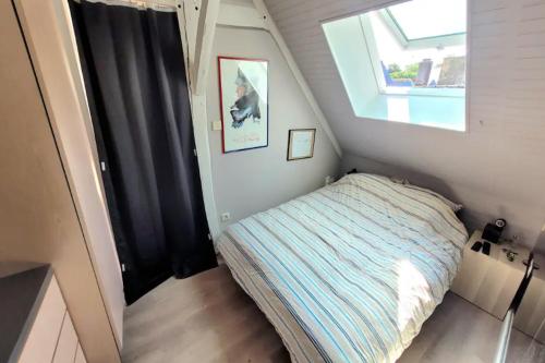 ヴァンヌにあるStudio Design Sous Toits IntraMuros Vue Cathédraleの小さなベッドルーム(ベッド1台、窓付)