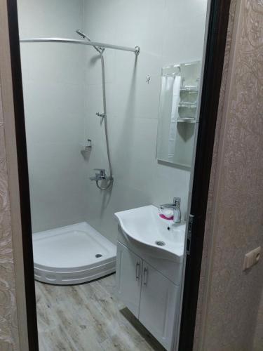 コブレチにあるKobuleti Rezidens Studio apartament Giorgiのシャワー、トイレ、洗面台を備えたバスルーム