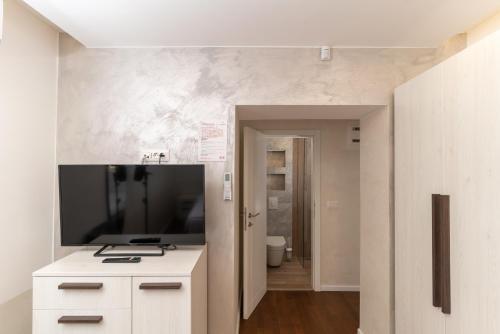 TV o dispositivi per l'intrattenimento presso Ornament Hotel and Apartments