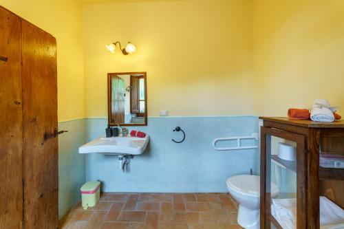 a bathroom with a sink and a toilet at Agriturismo Ca'Mazzetto in Valfabbrica