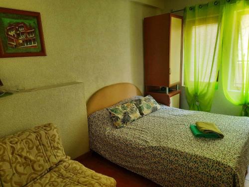 - une chambre avec un lit et une chaise dans l'établissement Apartments Stars, à Ohrid