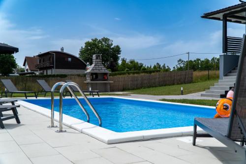 Πισίνα στο ή κοντά στο Plum house - villa with pool