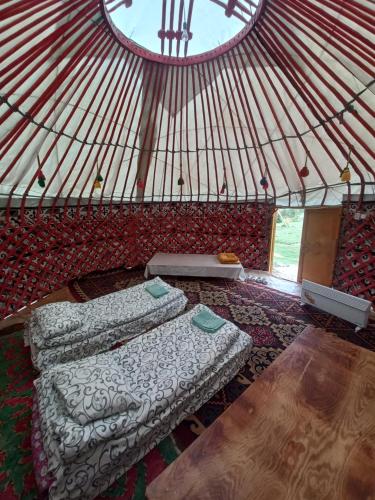Karakol Yurt Village في كاراكول: غرفة نوم مع سريرين في يورت