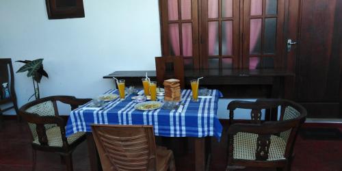 una mesa con un mantel azul y blanco en Pearl Resort Mirissa, en Mirissa