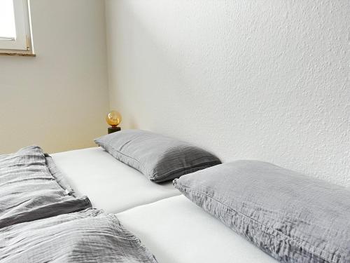 un letto con due cuscini sopra in una stanza di Rosenfeld 2 a Pinneberg