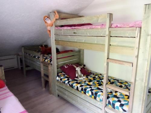 מיטה או מיטות קומותיים בחדר ב-Chalet familial à la montagne