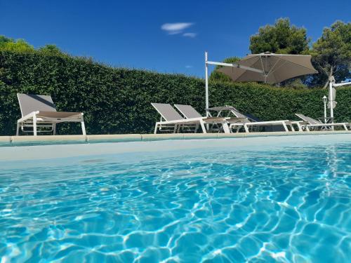 La alberca dentro o cerca de Domaine Des Écureuils
