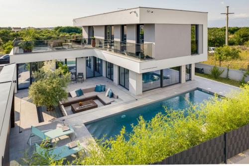 een luchtfoto van een huis met een zwembad bij Villa Marli ZadarVillas in Zaton