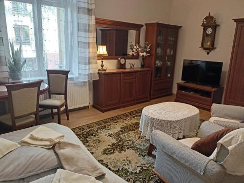 sala de estar con TV, sofá y mesa en -WYPOCZYNKOWY- en Sopot