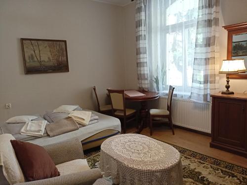 1 dormitorio con cama, mesa y ventana en -WYPOCZYNKOWY- en Sopot