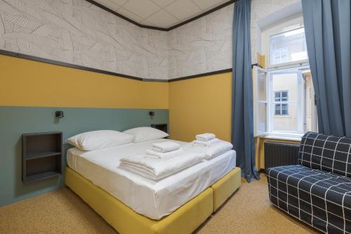 een slaapkamer met een bed en een raam bij Stay Swanky Bed & Breakfast in Zagreb