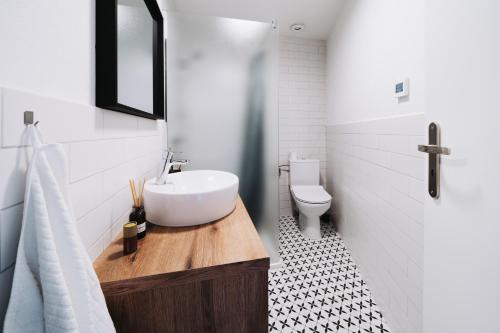 een badkamer met een wastafel en een toilet bij Apartman 19 in Banská Štiavnica