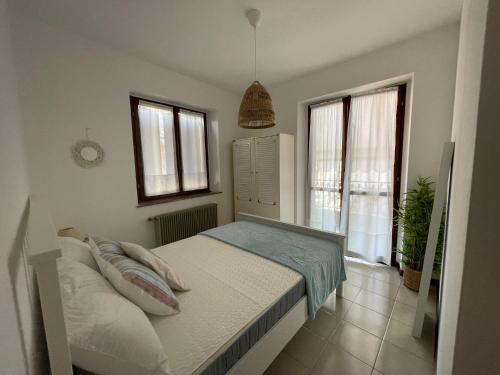 1 dormitorio con 1 cama en una habitación con ventanas en Villa Anna, en Grado