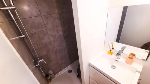 a bathroom with a shower and a sink at Le nid du Palais des Papes avec extérieur privé in Avignon